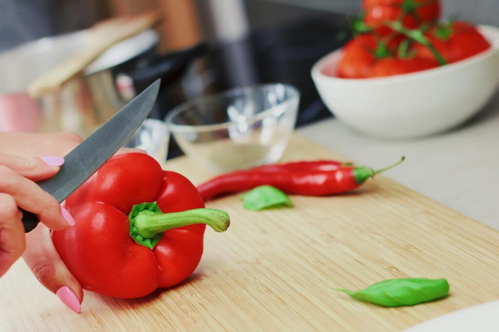 bell pepper, slicing, culinary-569070.jpg